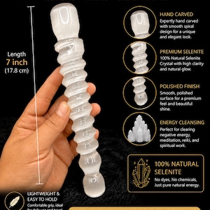 Puede incluir: Una varita de espiral de selenita blanca y translúcida que mide 17,8 cm de largo. La varita presenta un diseño de espiral tallado a mano, liso y pulido en todo su cuerpo cilíndrico. El texto en la imagen incluye Selenite Spiral Wand.