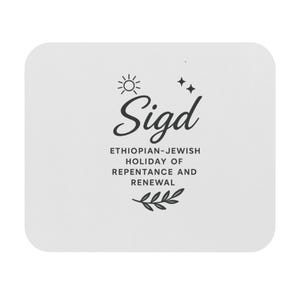Puede incluir: Un posavasos cuadrado blanco con esquinas redondeadas. La palabra "Sigd" está escrita en cursiva, encima del texto "Ethiopian-Jewish Holiday of Repentance and Renewal". También se muestra un sol, estrellas y hojas.