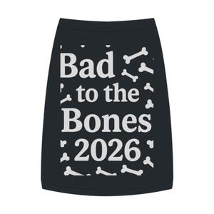 Può includere: Maglietta nera per cani con la scritta bianca "Bad to the Bones 2026". La maglietta è decorata con grafiche di ossa bianche. Un capo d'abbigliamento divertente e giocoso per animali domestici.