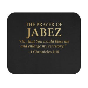 Pode incluir: Base quadrada preta com texto dourado. O texto diz "THE PRAYER OF JABEZ" e inclui uma citação de 1 Crônicas 4:10. A base tem cantos arredondados e um acabamento fosco.