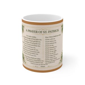 Może przedstawiać: Ceramiczny kubek do kawy z brązowo-beżowym wzorem. Kubek zawiera tekst „A Prayer of St. Patrick” i samą modlitwę. Kubek ma białe wnętrze i nadaje się do gorących lub zimnych napojów.