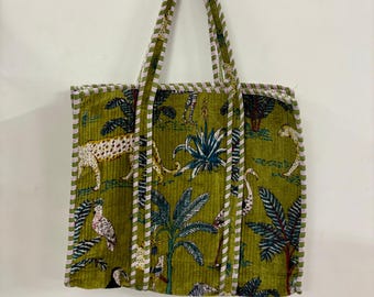 Bolso tote de terciopelo con estampado de selva verde, hecho a mano en lona de algodón acolchada.