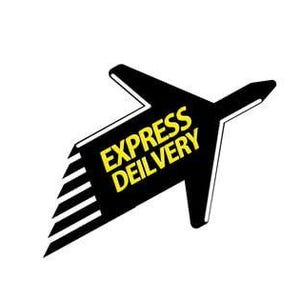 Może przedstawiać: Czarno-biała naklejka w kształcie strzałki z żółtym napisem "EXPRESS DELIVERY". Strzałka ma kształt samolotu, z paskowanym ogonem i czarnym korpusem.