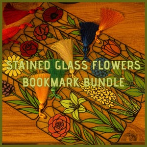 Könnte beinhalten: Ein Set von Glasmalerei-Blumen-Lesezeichen mit farbenfrohen Quasten. Jedes Lesezeichen zeigt ein anderes Blumenmuster, darunter Mohnblumen, Rosen und Tulpen, mit dem Text "STAINED GLASS FLOWERS BOOKMARK BUNDLE". Die Lesezeichen liegen auf einer Holzoberfläche.