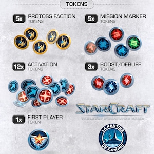 Puede incluir: Un conjunto de fichas para el juego de miniaturas de mesa StarCraft. Las fichas incluyen fichas de facción Protoss, marcadores de misión, fichas de activación, fichas de potenciación/debilitación y una ficha de primer jugador. Las fichas son redondas con varios colores y símbolos.