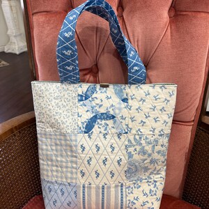Witte en blauwe patchwork draagtas