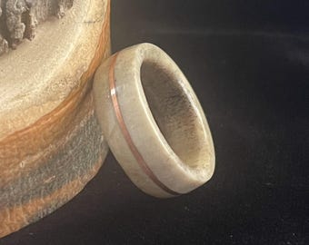 Authentieke ring van elandgewei met koperen inleg.