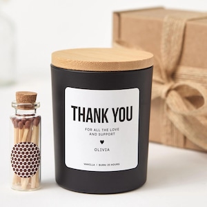 Può includere: Una tazza di ceramica bianca con manico nero e la scritta "But First, Coffee" in grassetto nero. La tazza è posta su uno sfondo sfocato, che suggerisce un'atmosfera accogliente.