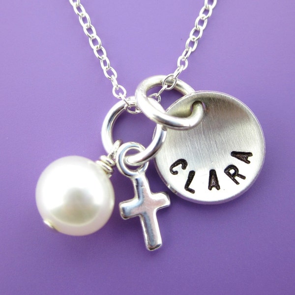 Main estampill&eacute;e Petite initiales ou nom au d&ocirc;me de collier en argent Sterling charme avec charme et perles d'eau douce ou Birthstones