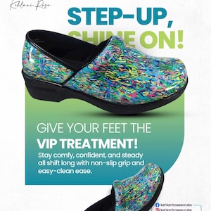 Op de afbeelding: Kleurrijke klompen met een zwarte zool en hak. Ze hebben een levendig patroon van blauw, groen, geel en roze. De tekst "STEP-UP, SHINE ON!" staat boven de klompen. De tekst "GIVE YOUR FEET THE VIP TREATMENT!" staat ook.