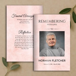 Puede incluir: Una plantilla de programa funerario rosa pálido con el texto REMEMBERING WITH LOVE, una foto de una persona con cuello de tortuga gris, el nombre NORMAN FLETCHER, las fechas 14 de febrero de 1938 - 10 de mayo de 2025 y Funeral Arrangements.