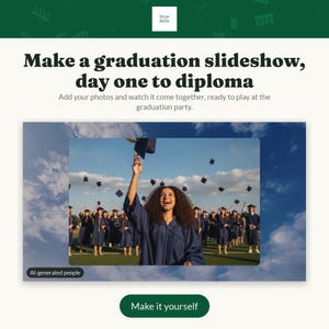 Może przedstawiać: Cyfrowa reklama usługi tworzenia pokazu slajdów z okazji ukończenia szkoły z tekstem Make a graduation slideshow, day one to diploma oraz zdjęciem studentów w granatowych togach podrzucających czapki w stronę błękitnego nieba.