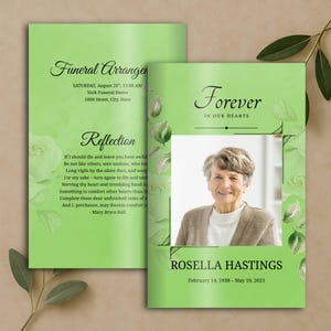 Op de afbeelding: Een lichtgroen uitvaartprogramma met een foto van een ouder persoon, de tekst Forever In Our Hearts en de naam Rosella Hastings met data. De binnenpagina toont Funeral Arrangements en het gedicht Reflection van Mary Bryce Ball.