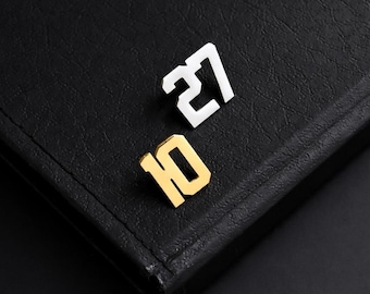 Broche con número personalizado, pin de solapa dorado para hombre, pin de aniversario de servicio, insignia con número, pin de solapa, regalo de cumpleaños para él, pines esmaltados, deportes.