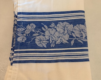 Vintage damastmönstrad bordsduk med blommig blå kant 190 x 140 cm