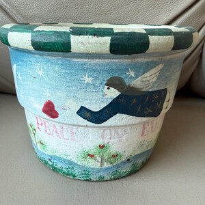 Peut inclure: Ensemble de trois mugs en céramique avec une finition mate et mouchetée. Chaque mug est de couleur différente : bleu clair, crème et gris. Design simple et moderne, avec une anse confortable.