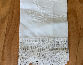 Vintage Madeira Portugal Embroidered Wide Crocheted Edge Linen Finger Tip Towel