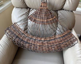 Ventilador grande vintage de ratán y mimbre de 20" de alto x 27" de ancho.