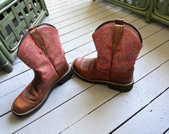 Botas Ariat Fatbaby Cowboy Heritage de cuero rosa, talla 9-1/2