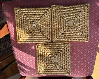 3 salvamanteles de ratán vintage MCM 7"squ.