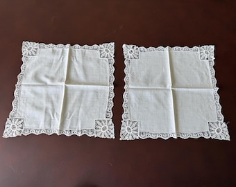 Pañuelo de boda vintage con borde de encaje de aguja de 10-1/2" cuadrados.