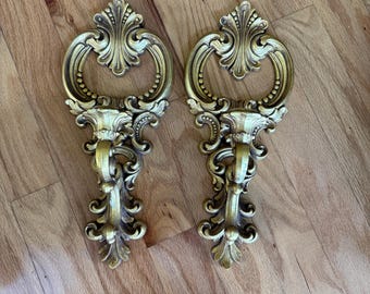 Coppia di applique da parete Dart Ind USA in stile Rococò Revival con decorazioni a volute e foglie, lunghezza 15-1/2".