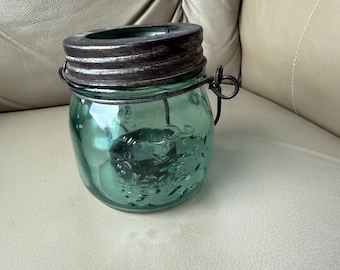 Portavelas de vidrio prensado color aguamarina, estilo italiano vintage, firmado, 3-1/2" de alto.