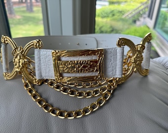 Cintura vintage larga e spessa in pelle bianca con catena e dettagli in metallo dorato, taglia S/M