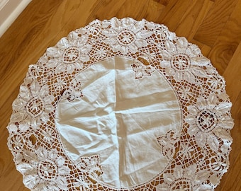 Vintage Linen Lacy Needlework Floral Tablecloth 32"dia.