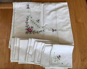 Mantel vintage con estampado floral y dobladillo, 12 servilletas a juego, estilo mediados de siglo, 81" x 53".