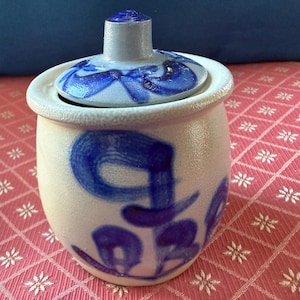 Pode incluir: Um conjunto de três canecas de cerâmica com acabamento manchado e fosco. Cada caneca apresenta uma cor diferente: azul claro, creme e cinza. As canecas têm um design simples e moderno e uma alça confortável.