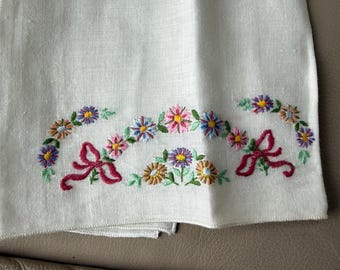 Toalla de té vintage con cintas florales blancas bordadas a mano, 20-1/2" x 13".