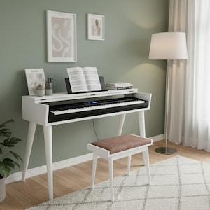 Könnte beinhalten: Ein weißes Digitalpiano mit schwarzen Tasten und eine passende Bank mit braunem Sitz. Das Klavier hat einen Notenständer mit Noten und befindet sich in einem Raum mit gerahmter Kunst und einer Stehlampe.