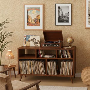 Puede incluir: Un mueble para tocadiscos y almacenamiento de vinilos de estilo moderno de mediados de siglo. El mueble de madera oscura tiene varios estantes llenos de discos de vinilo. Un tocadiscos de estilo vintage se encuentra en la parte superior, junto con un globo terráqueo y arte enmarcado.