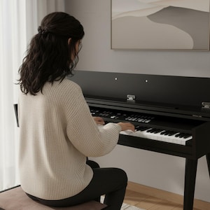 Puede incluir: Un piano digital negro con teclas blancas y negras. El piano tiene un diseño elegante y moderno con un acabado oscuro. Una persona está sentada en el piano, tocando las teclas. El piano está en una habitación bien iluminada con una paleta de colores neutros.