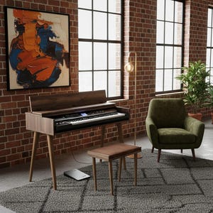 Könnte beinhalten: Ein modernes Digitalpiano mit Holzoberfläche, mit Tastatur und passender Bank. Das Klavier steht in einem Raum mit einer Backsteinmauer, einem grünen Sessel und einem großen abstrakten Gemälde. Eine Stehlampe sorgt für zusätzliche Beleuchtung.