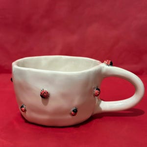 Ceramiczny kubek Biedronka 3D – ręcznie malowany kubek do kawy – prezent dla niej
