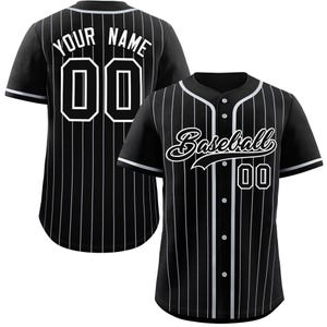 Op de afbeelding: Twee zwarte honkbalshirts met witte krijtstrepen. Eén shirt heeft "YOUR NAME" en het nummer "00" op de rug. Het andere shirt heeft het woord "Baseball" en het nummer "00" op de voorkant.