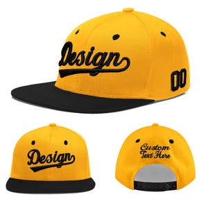 Könnte beinhalten: Gelbe Baseballkappe mit schwarzem Schirm. Das Wort "Design" ist in schwarzer Schrift auf der Vorderseite gestickt. Die Zahl "00" befindet sich an der Seite. Auf der Rückseite der Kappe steht "Custom Text Here".