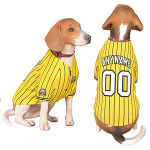 Peut inclure: Un ensemble de trois tasses en céramique avec une finition mate et mouchetée. Les tasses sont de couleur crème, gris clair et gris foncé. Chaque tasse a un design simple et minimaliste et une anse arrondie. Les tasses sont empilées.