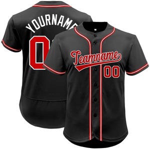 Könnte beinhalten: Schwarzes Baseball-Trikot mit roten und weißen Akzenten. Das Trikot zeigt den Text "Teamname" in roter Schrift auf der Vorderseite, zusammen mit der Nummer "00". Auf der Rückseite des Trikots steht der Text "YOURNAME" und die Nummer "0".