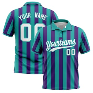 Puede incluir: Un polo a rayas turquesa y morado con el texto "Yourteams" y el número "00" en la parte delantera. La parte trasera de la camisa tiene el texto "YOUR NAME" y el número "00". La camisa tiene cuello y mangas cortas.