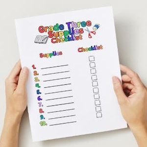 Puede incluir: Un papel blanco con el título "Grade Three Supplies Checklist" es sostenido por dos manos. La lista incluye líneas numeradas para suministros y casillas de verificación. Texto colorido e ilustraciones de tijeras y un libro en la parte superior.
