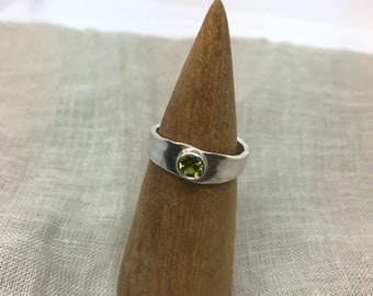 Peridot  ring, sterling silver, band, gemstone ring, hammered band,