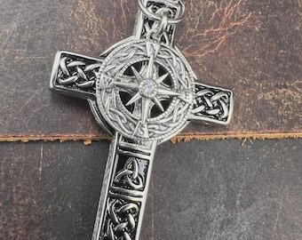 ケルトのウェイファインダーネックレス | ケルト十字コンパスペンダント | 信仰、導き、そして祖先 | オークの木の下で手作り