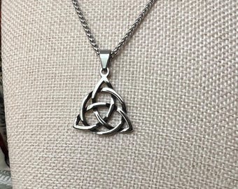 ケルト風トリケトラノットネックレス | トリニティノットジュエリー | 意味のある贈り物