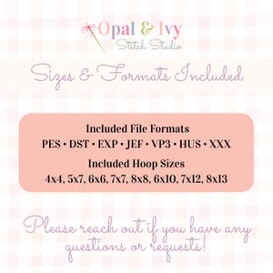 K&ouml;nnte beinhalten: Ein digitales Produktbild mit dem Text "Opal & Ivy Stitch Studio". Das Bild listet die enthaltenen Dateiformate auf: PES, DST, EXP, JEF, VP3, HUS und XXX. Die Reifengr&ouml;&szlig;en umfassen 4x4, 5x7, 6x6, 7x7, 8x8, 6x10, 7x12 und 8x13.