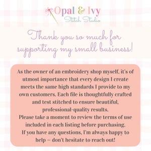 K&ouml;nnte beinhalten: Grafik mit dem Text "Opal & Ivy Stitch Studio" und "Thank you so much for supporting my small business!" Eine rosa Box enth&auml;lt Text &uuml;ber die Stickdesigns und den Kundenservice des Shops.