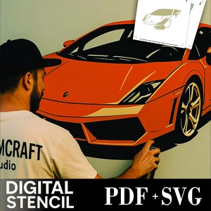 Puede incluir: Diseño de plantilla de coche naranja con el texto "DIGITAL STENCIL PDF + SVG MULTILAYER". La imagen muestra a una persona sosteniendo un aerosol, aplicando la plantilla a una pared. El logotipo de Naomi Craftt Studio está en la esquina superior izquierda.
