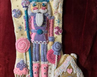 Calcetín navideño personalizable, diseño de cascanueces de caramelo, bordado a mano y adornado con cuentas.